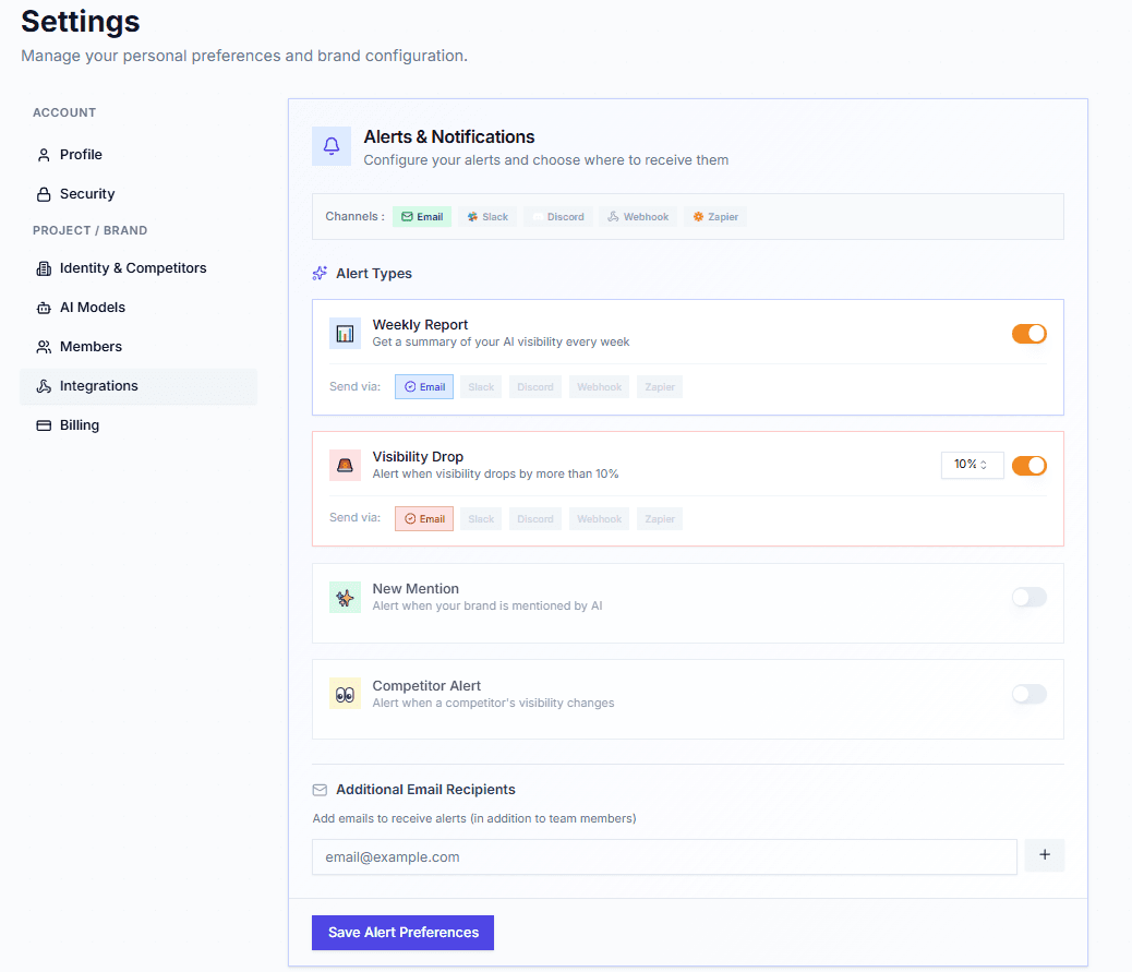 Dashboard Atyla : Configuration des alertes de visibilité IA - Weekly Report, Visibility Drop, New Mention, Competitor Alert avec intégrations Slack, Discord, Webhook, Zapier